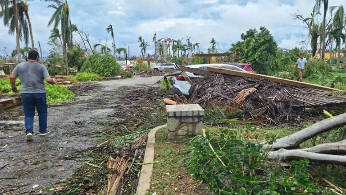 Daños en Acapulco por huracán Otis Carriles